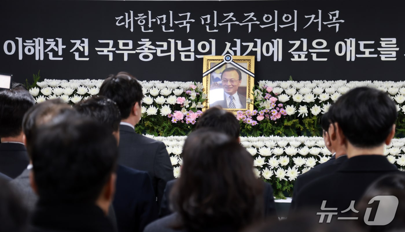 더불어민주당 대전시당에 마련된 故(고) 이해찬 전 국무총리 시민분향소에 당원들이 추모하고 있다.(대전시당 제공. 재판매 및 DB금지)/뉴스1