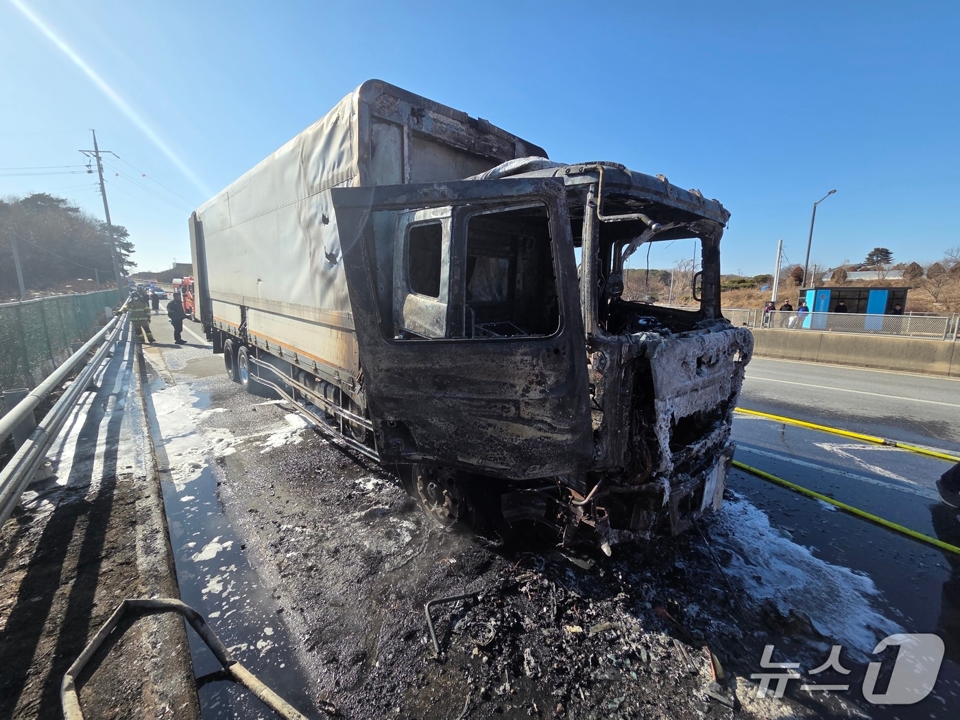  논산 노성면 차량 화재 현장. (논산소방서 제공, 재판매 및 DB금지) / 뉴스1