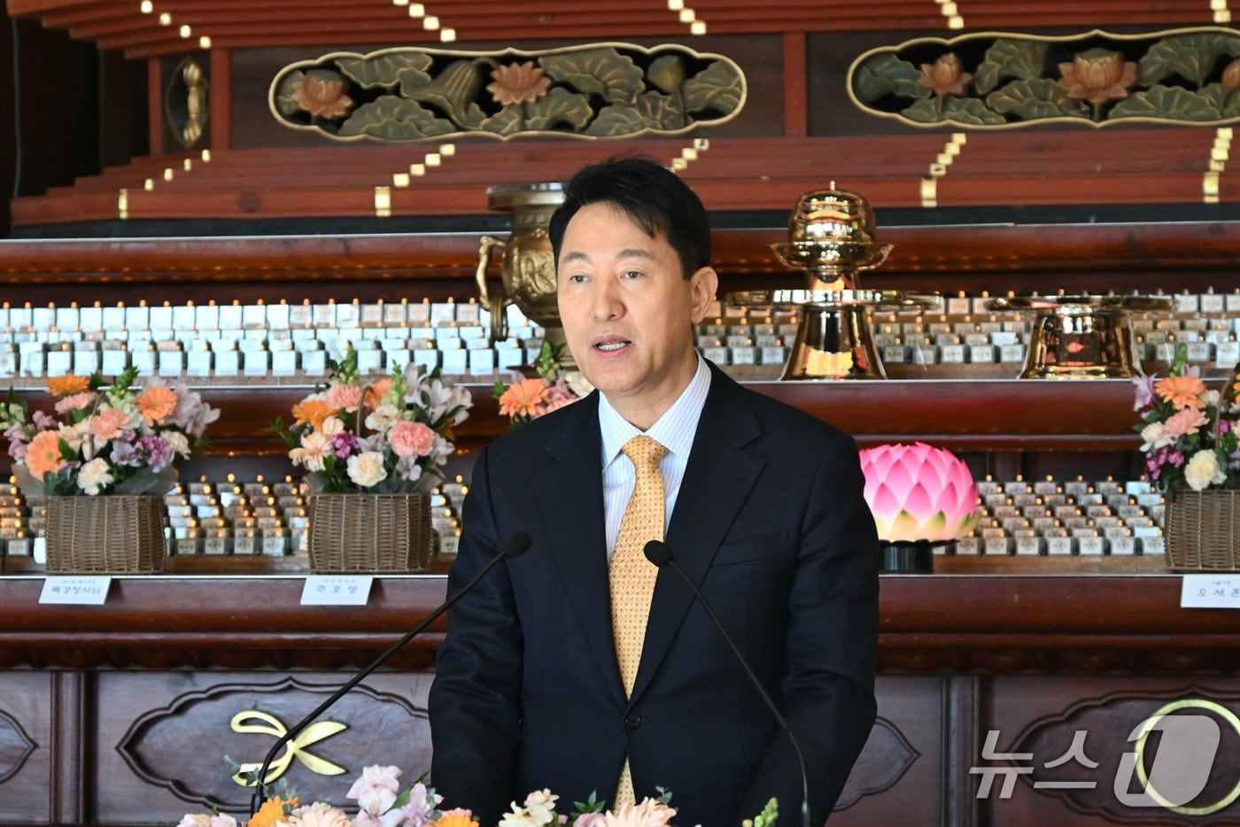 오세훈 서울시장이 27일 조계사에서 열린 '2026 한국불교종단협의회 신년하례법회'에서 참석자들과 인사를 나누고 있다.(서울시 제공)