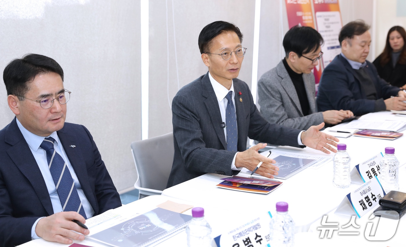 김용선 지식재산처장(왼쪽에서 2번째)이 현장방문 간담회에서 발언하고 있다.(지식재산처 제공.재판매 및 DB금지)/뉴스1