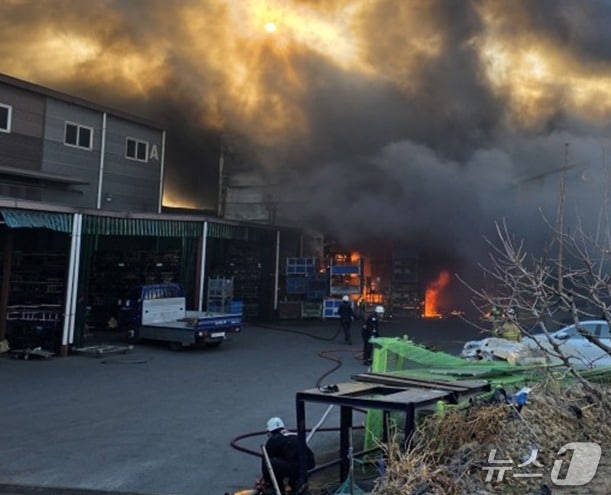 27일 오후 3시 59분쯤 김해시 진례면 고모리의 한 공장에서 불이나 1시간 30분만에 진화됐다. 사진은 화재 현장 모습.(경남소방본부 제공. 재판매 및 DB금지)