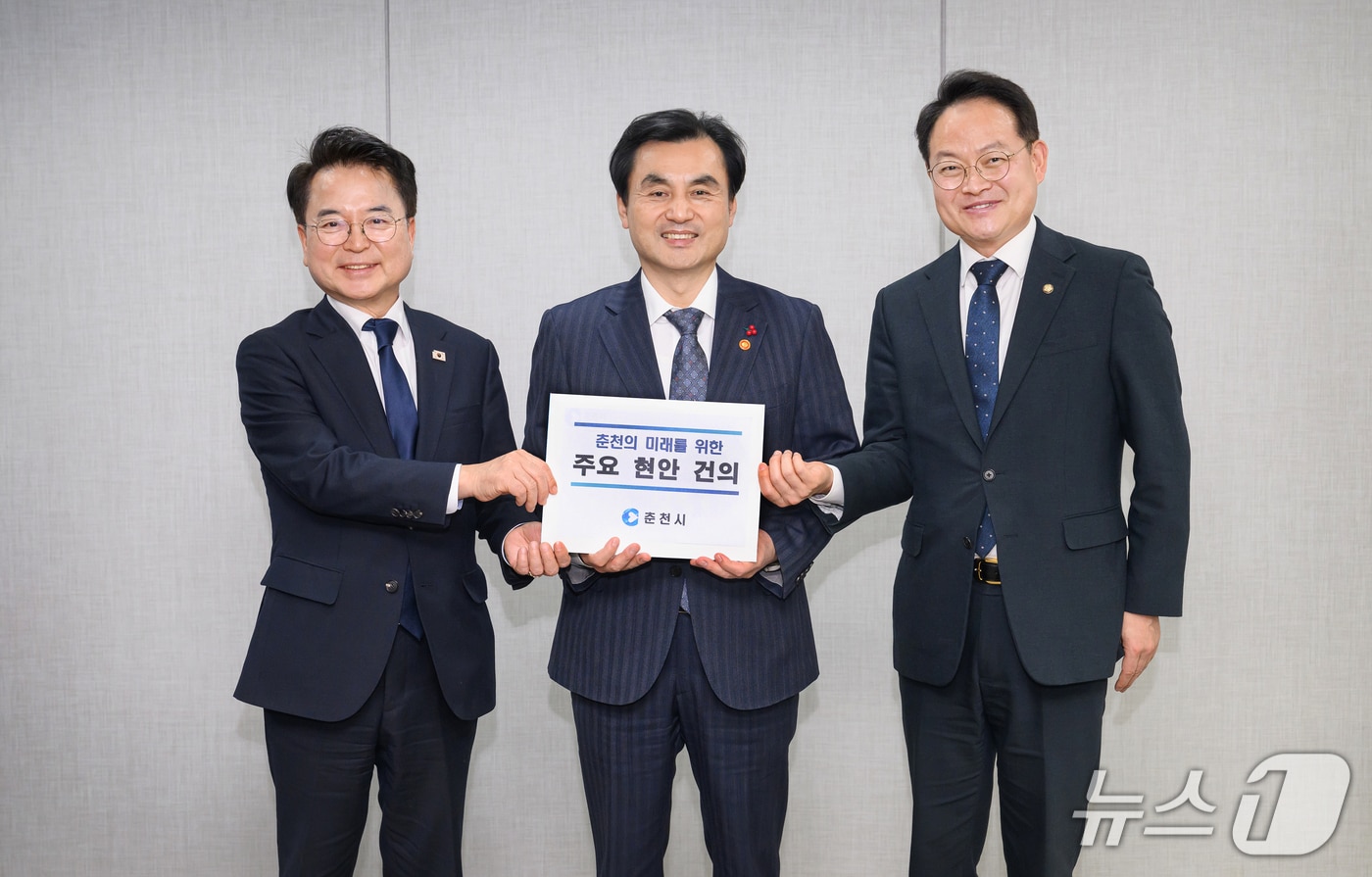 육동한 춘천시장, 허영 의원이 27일 안규백 국방부 장관을 만나 한 지역 국방 현안에 대해 건의 한 뒤 기념촬영을 하고 있다.(춘천시 제공, 재판매 및 DB금지)