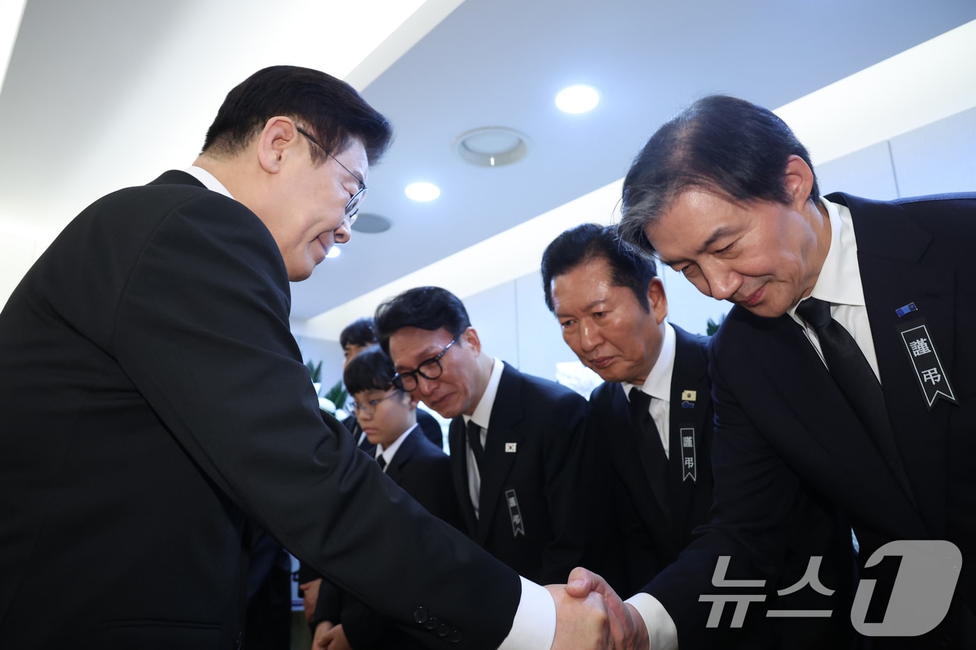 이재명 대통령이 27일 서울 종로구 서울대학교병원 장례식장에 마련된 故 이해찬 전 국무총리(민주평화통일자문회의 수석부의장)의 빈소에서 조문을 마친 뒤 조국 조국혁신당 대표와 악수하고 있다. (청와대통신사진기자단) 2026.1.27/뉴스1 ⓒ News1 이재명 기자