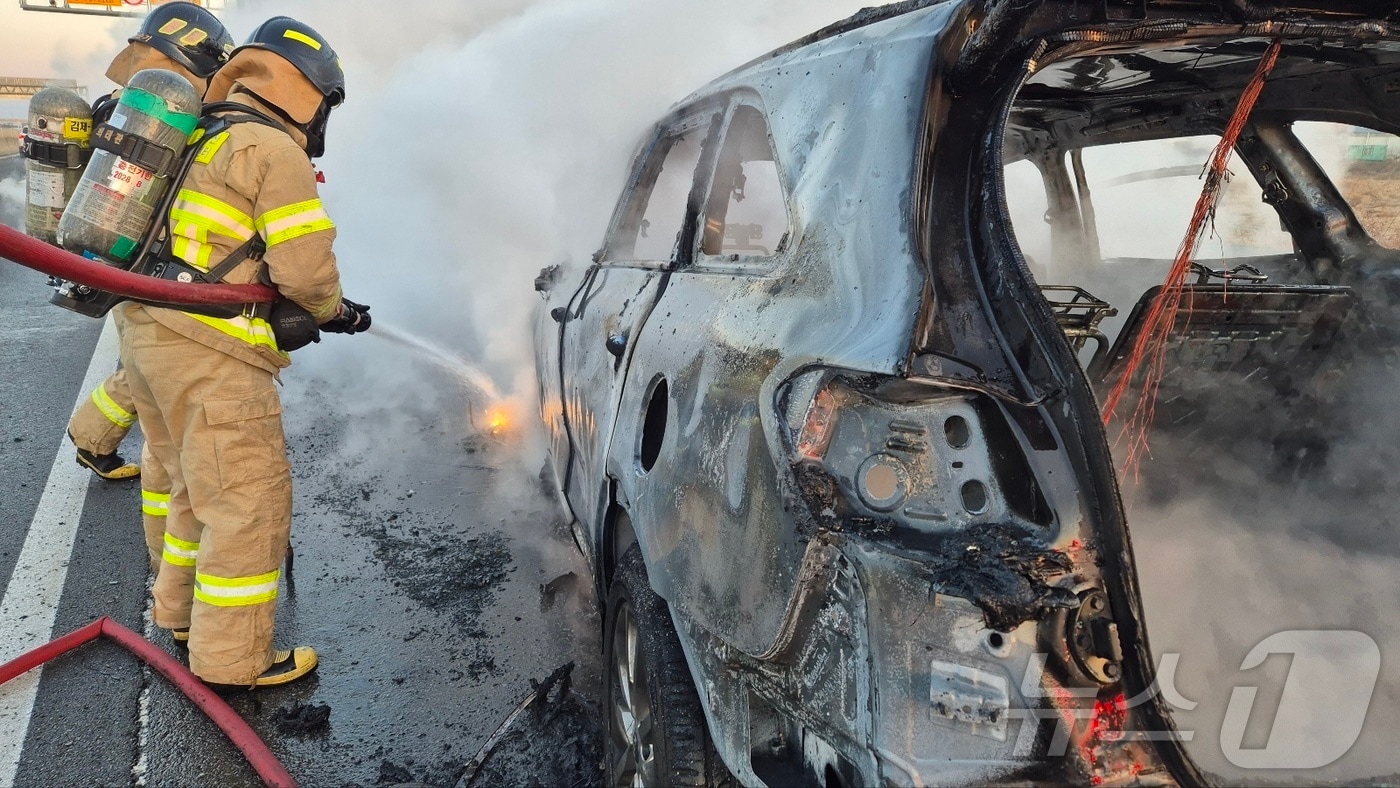 27일 오후 5시 24분께 전북 김제시 공덕면 한 도로에서 주행 중이던 SUV에서 불이 났다.(전북소방본부 제공. 재판매 및 DB금지) ⓒ News1 문채연 기자