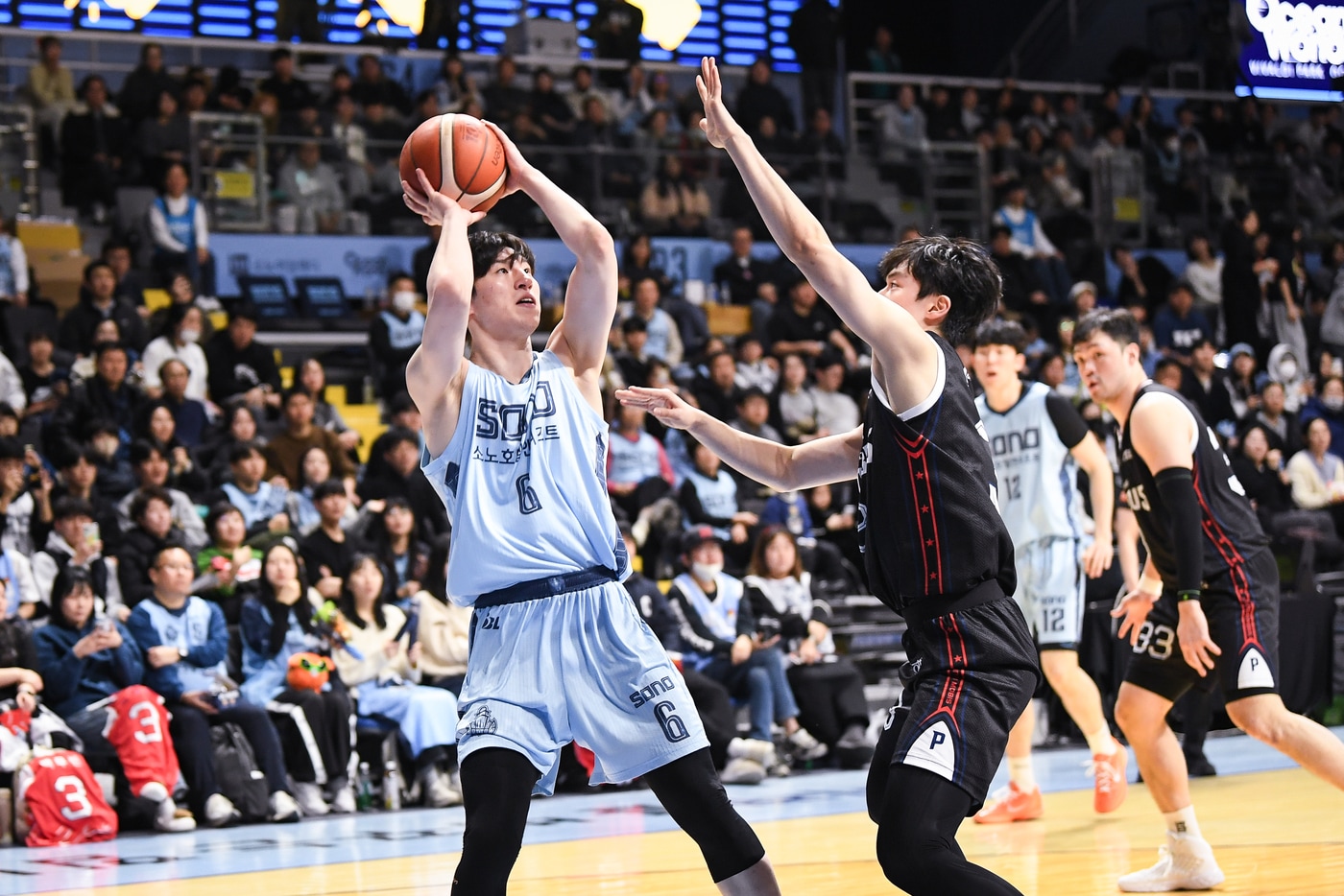 프로농구 소노 이정현(왼쪽)이 27일 현대모비스와 경기에서 슛을 쏘고 있다.(KBL 제공)