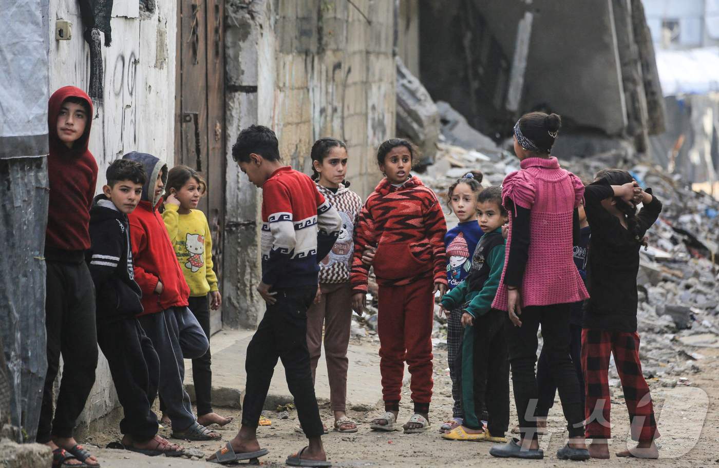 10일(현지시간) 팔레스타인 가자 지구 북부 자발리아에서 어린이들이 무너진 건물 옆에 모여 있다. 2026.01.10. ⓒ AFP=뉴스1