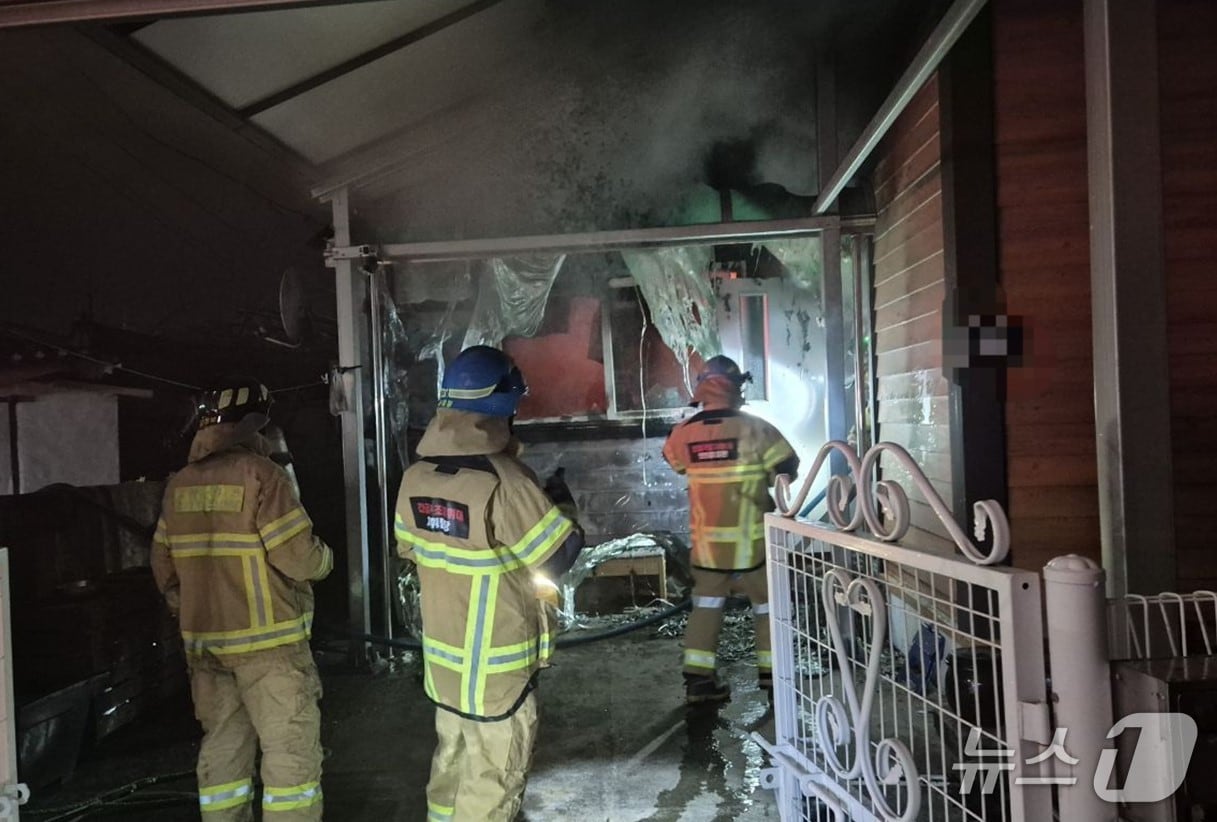 27일 오후 9시 52분쯤 영천시 금호읍 단독주택에서 불이 나 소방 당국이 진화하고 있다.(경북소방본부 제공. 재판매 및 DB 금지)2026.1.28/뉴스1