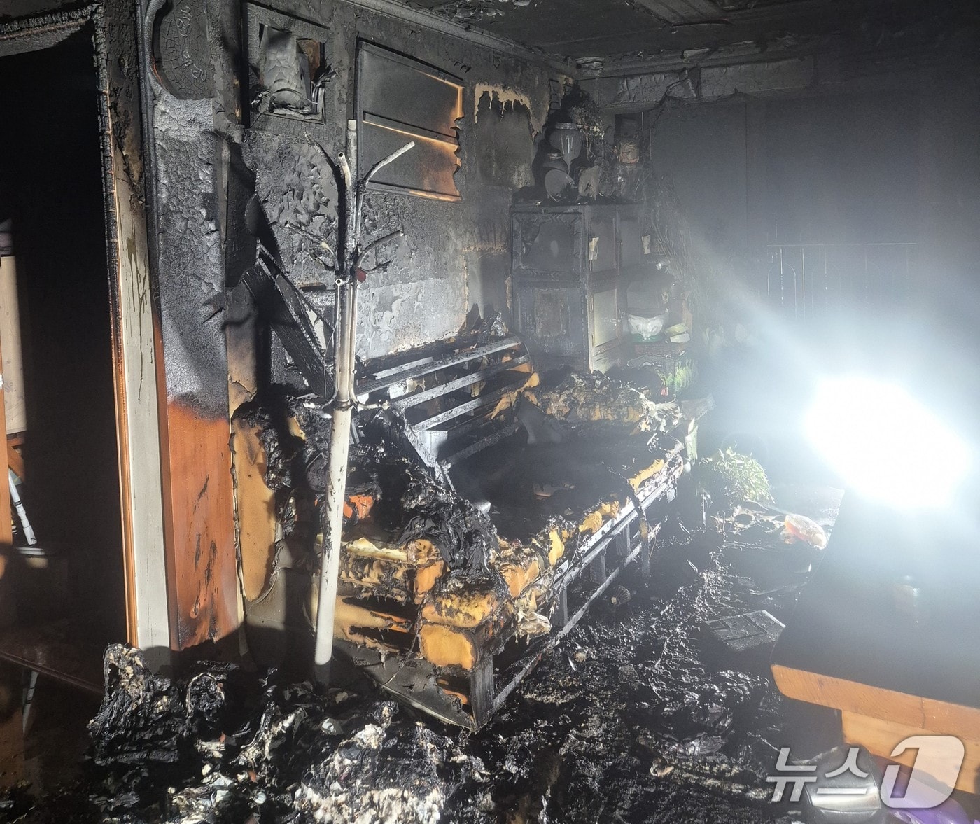 28일 오전 2시23분쯤 대구 달서구 상인동의 한 빌라에서 불이 나 소방 당국이 20여분 만에 진화했다.(대구소방안전본부 제공. 재판매 및 DB금지)