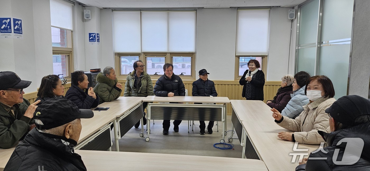 텔레코일 존을 이용하는 시민들(경기 부천시 제공/뉴스1)