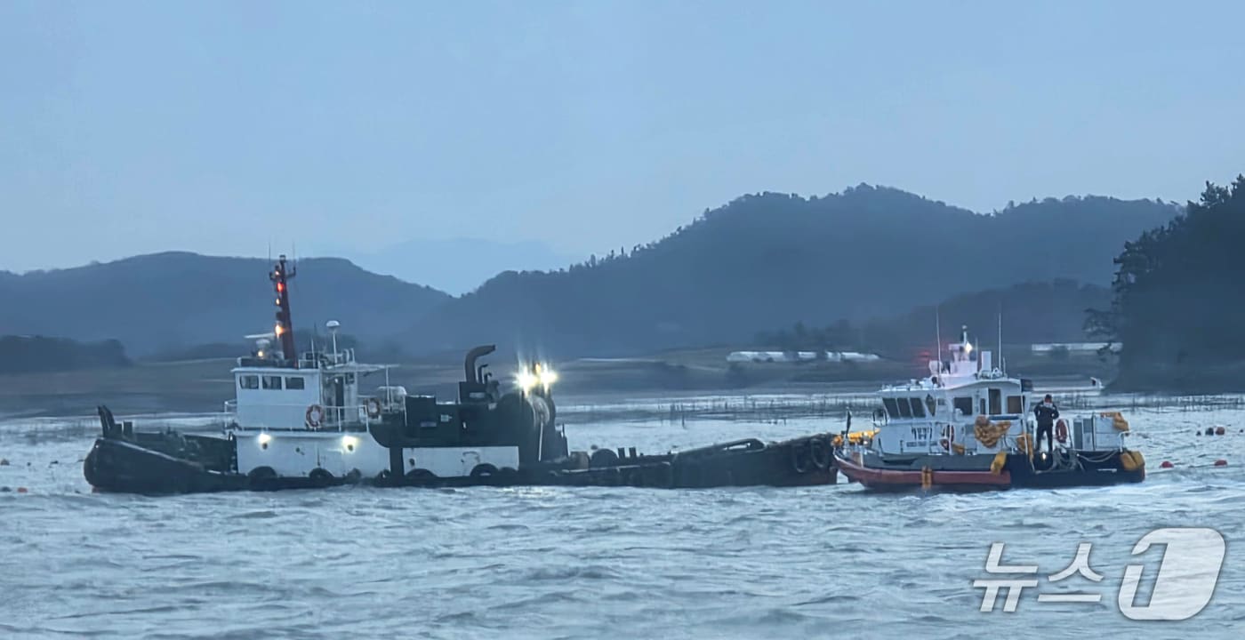 28일 오전 5시 40분쯤 전남 해남군 임하도 서방 300m 해상에서 목포해경이 46톤급 예선 A 호에 타있던 승선원 3명을 구조하고 있다. (목포해경 제공. 재판매 및 DB 금지)