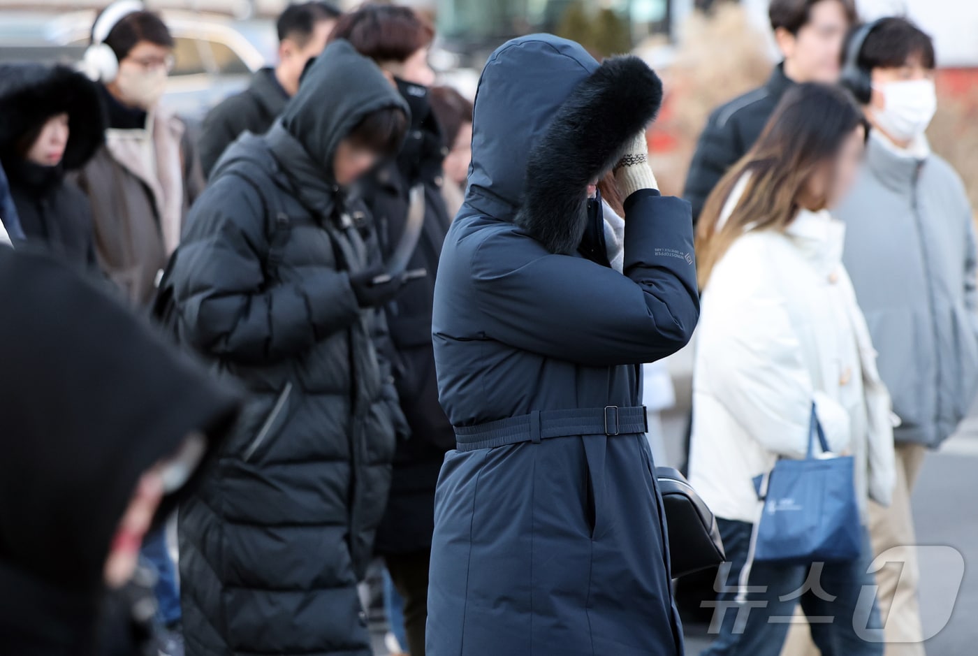 서울 종로구 광화문사거리에서 두꺼운 외투를 입은 시민들이 발걸음을 옮기고 있다. 2026.1.28/뉴스1 ⓒ News1 김진환 기자