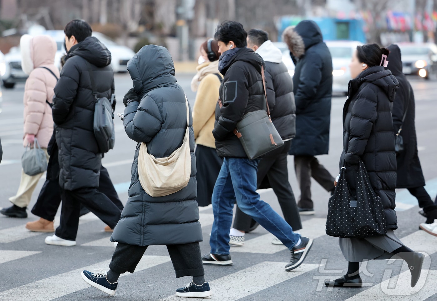 서울 아침 기온이 영하 10도를 밑도는 영하권 추위가 이어진 28일 오전 서울 종로구 광화문사거리에서 두꺼운 외투를 입은 시민들이 발걸음을 옮기고 있다. 2026.1.28/뉴스1 ⓒ News1 김진환 기자