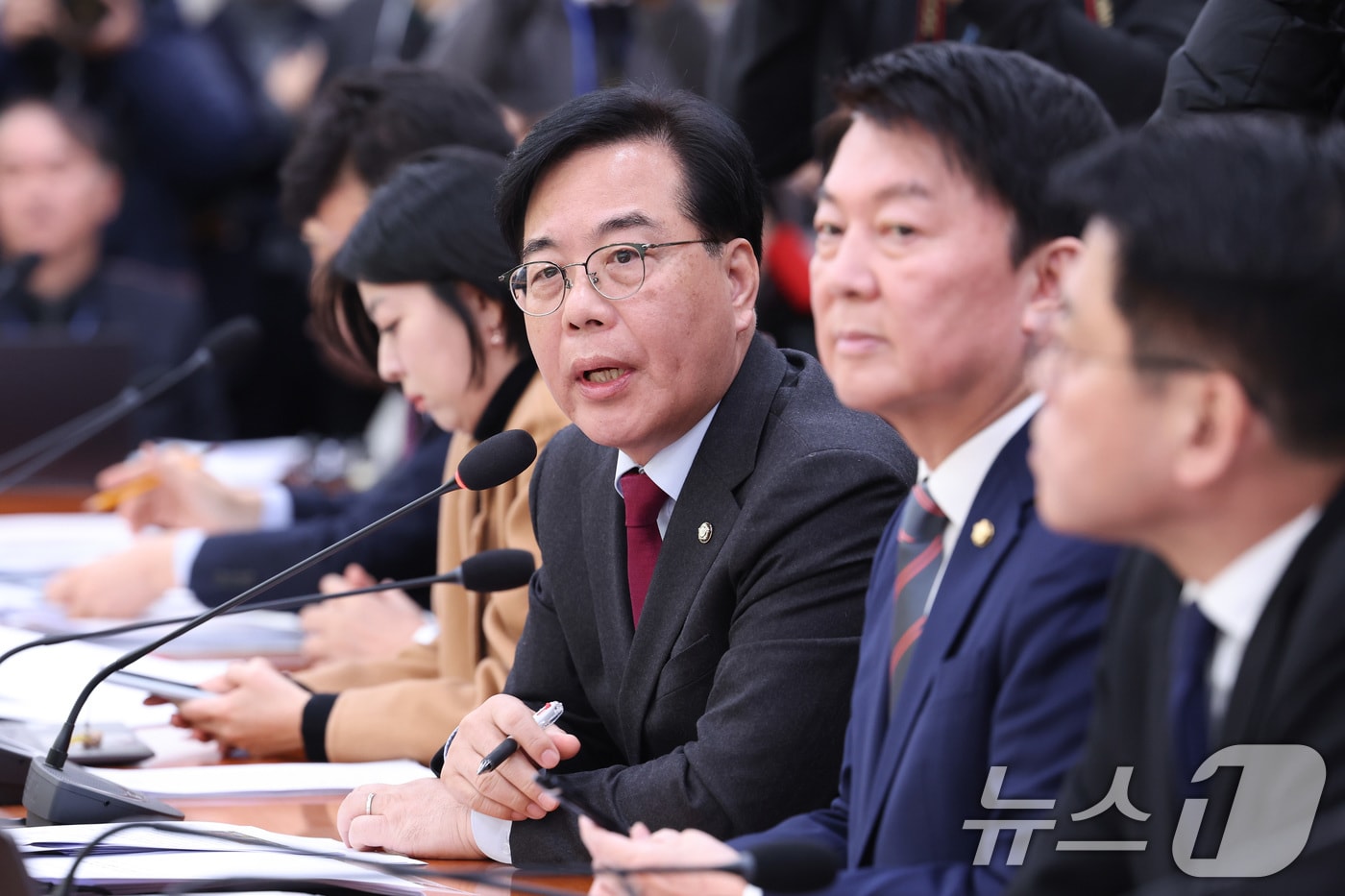 송언석 국민의힘 원내대표가 28일 서울 여의도 국회에서 열린 외교통일위원회 전체회의에서 조현 외교부 장관에게 질의하고 있다. 2026.1.28/뉴스1 ⓒ News1 신웅수 기자