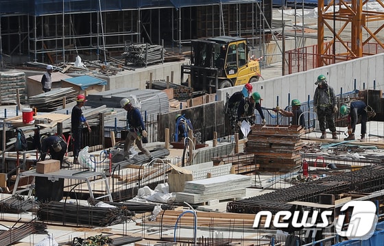 조달청은 설 명절 전 공사대금을 조기 지급하고 근로자 임금 체불 방지를 점검한다. 