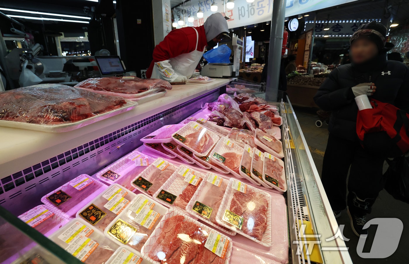 정부가 역대 최대 규모의 공급·할인 대책을 담은 '2026년 설 민생안정 대책'을 발표한 28일 오전 서울 동대문구의 한 전통시장에서 시민들이 한우를 구매하고 있다. (사진은 기사 내용과 무관함) 2026.1.28 / ⓒ 뉴스1 오대일 기자