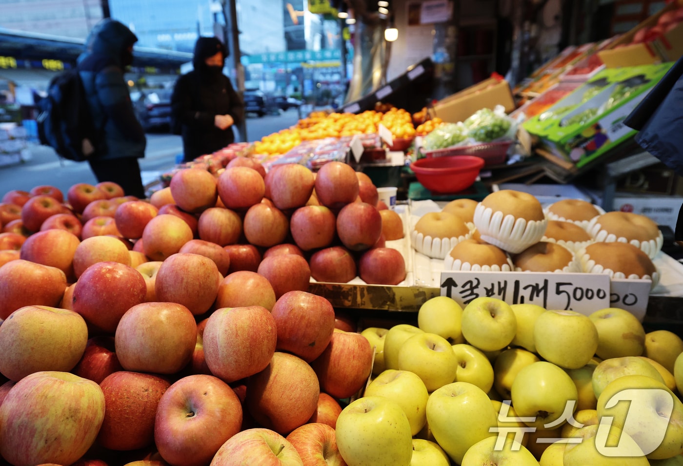 28일 오전 서울 동대문구의 한 전통시장에서 시민들이 장을 보고 있다. 2026.1.28/뉴스1 ⓒ News1 오대일 기자