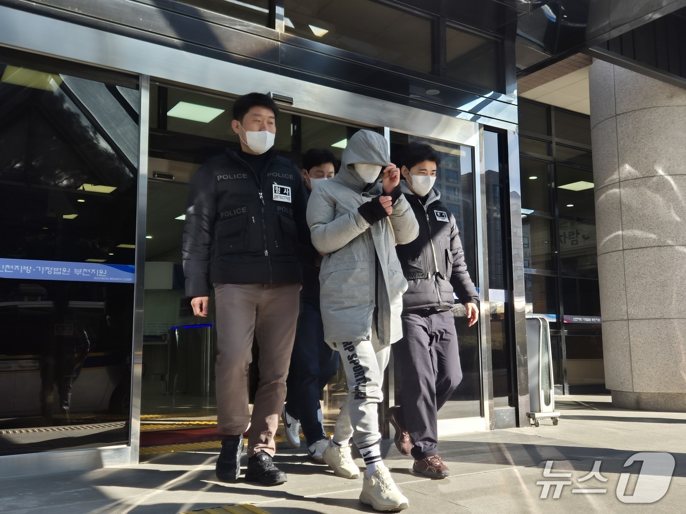 28일 인천지법 부천지원에서 강도살인미수 혐의로 구속 전 피의자심문(영장실질심사)을 받고 건물을 빠져나오고 있는 40대 A 씨/뉴스1