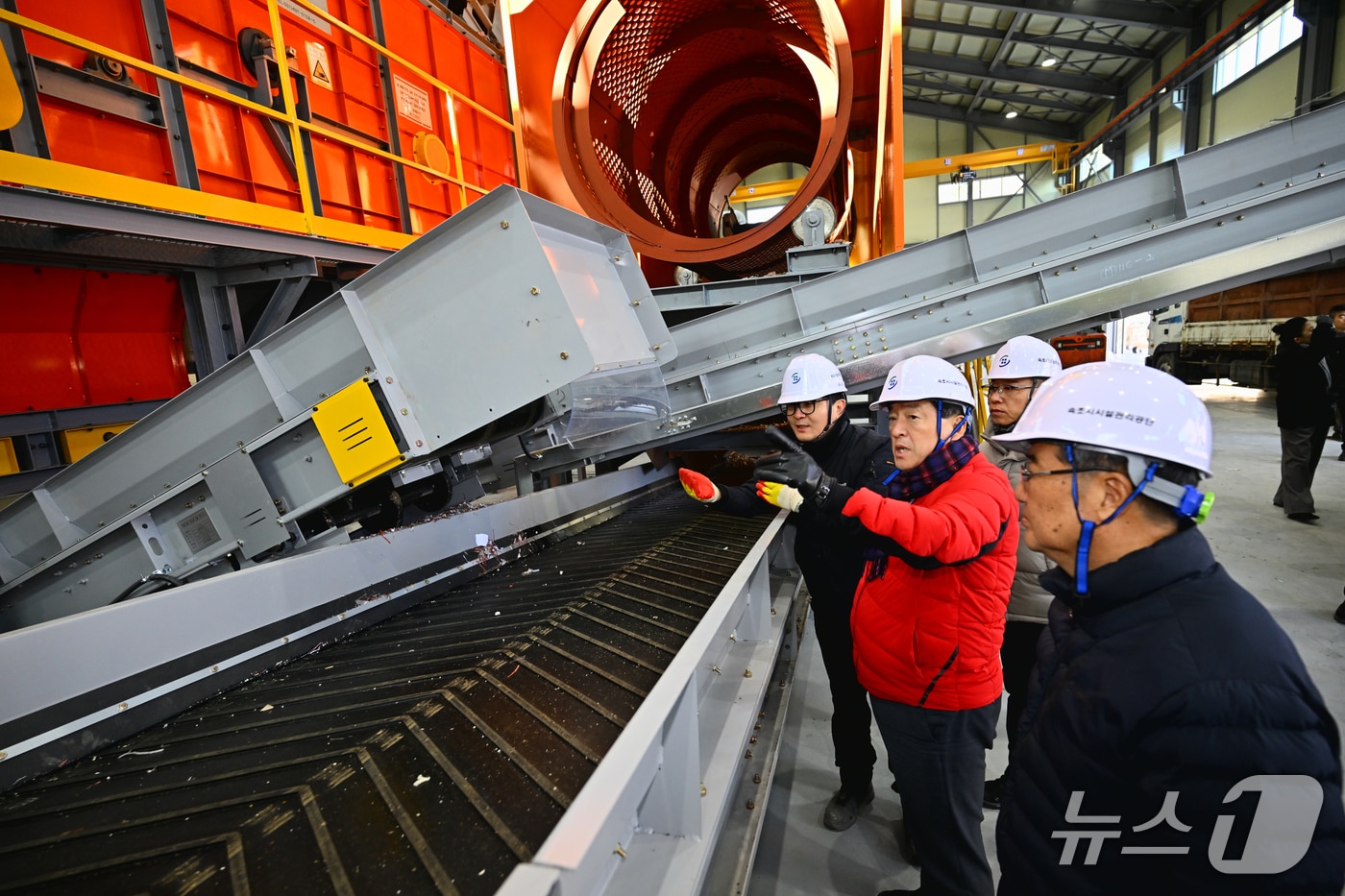 28일 강원 속초시 폐비닐 전문 선별시설 둘러보는 이병선 시장.(속초시 제공, 재판매 및 DB 금지) 2026.1.28/뉴스1