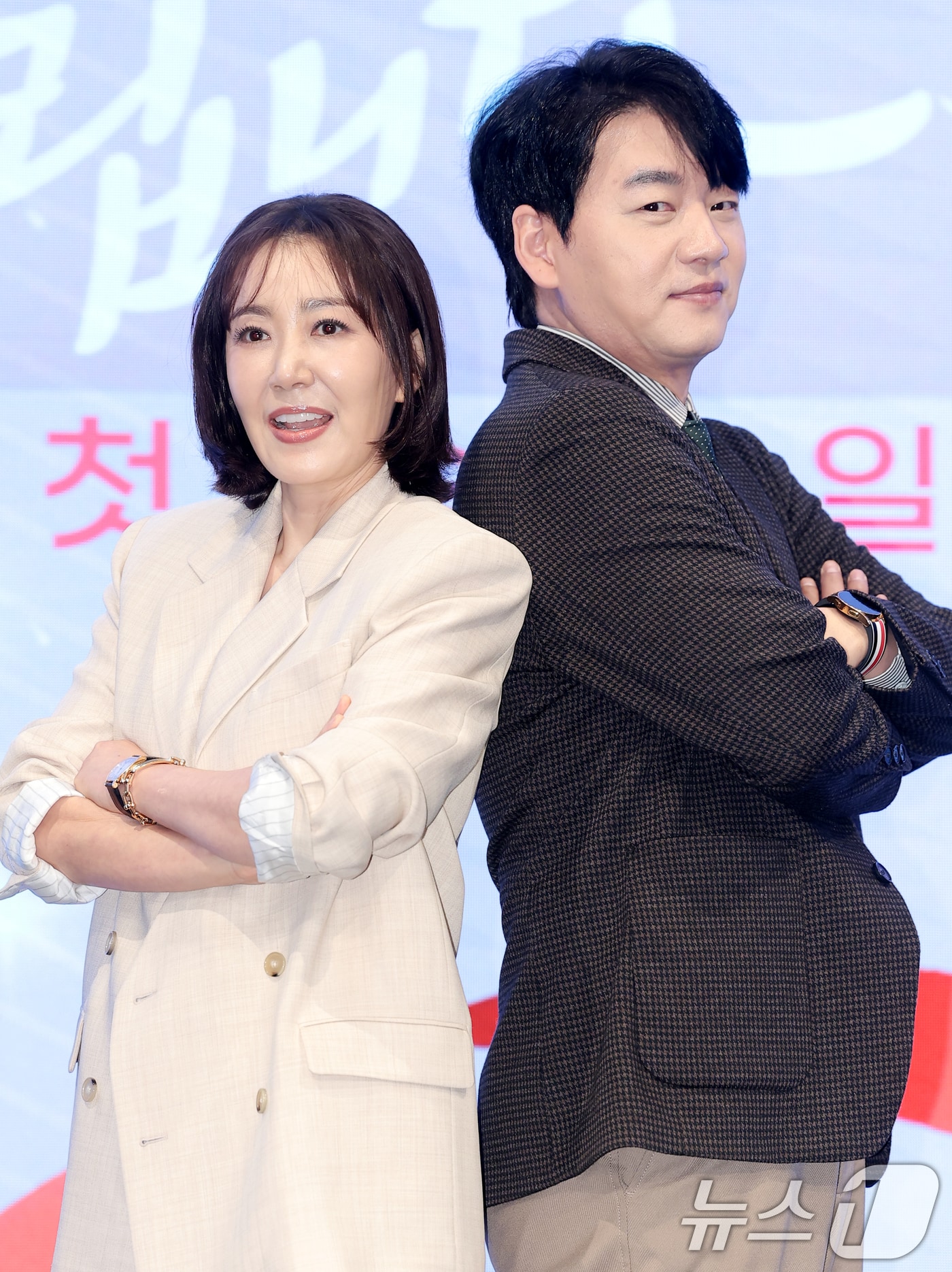 배으 유호정과 김승수(오른쪽)가 14일 오후 서울 구로구 더세인트에서 열린 KBS 2TV 새 주말드라마 '사랑을 처방해 드립니다'(극본 박지숙/ 연출 한준서) 제작발표회에 참석해 포즈를 취하고 있다. '사랑을 처방해 드립니다'는 30년 동안 악연으로 얽혔던 두 집안이 오해를 풀고 서로의 상처를 보듬으며, 결국 하나의 가족으로 다시 태어나는 패밀리 메이크업 드라마다. 2026.1.28/뉴스1 ⓒ News1 권현진 기자