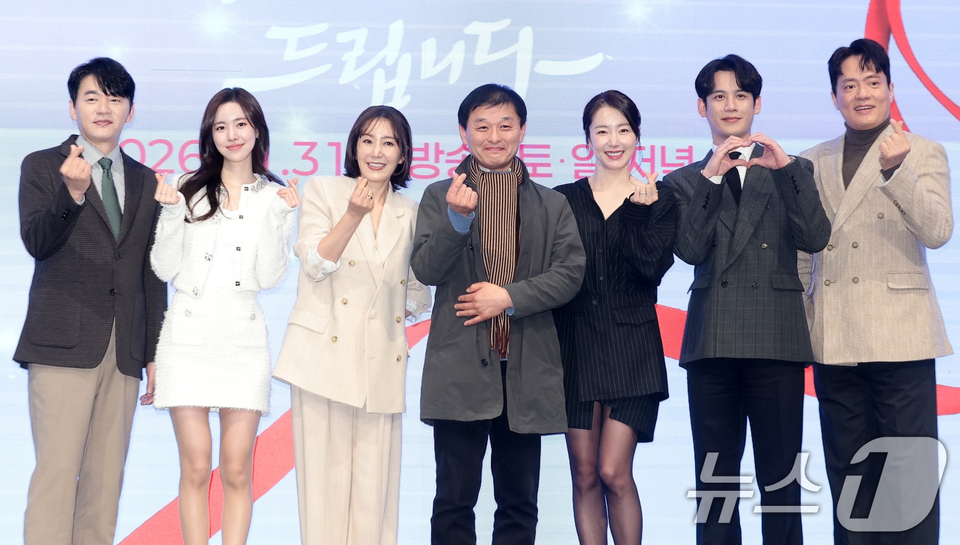 배우 김승수(왼쪽부터)와 진세연, 유호정, 한준서 PD, 소이현, 박기웅, 김형묵이 14일 오후 서울 구로구 더세인트에서 열린 KBS 2TV 새 주말드라마 '사랑을 처방해 드립니다'(극본 박지숙) 제작발표회에 참석해 포즈를 취하고 있다. '사랑을 처방해 드립니다'는 30년 동안 악연으로 얽혔던 두 집안이 오해를 풀고 서로의 상처를 보듬으며, 결국 하나의 가족으로 다시 태어나는 패밀리 메이크업 드라마다. 2026.1.28/뉴스1 ⓒ News1 권현진 기자