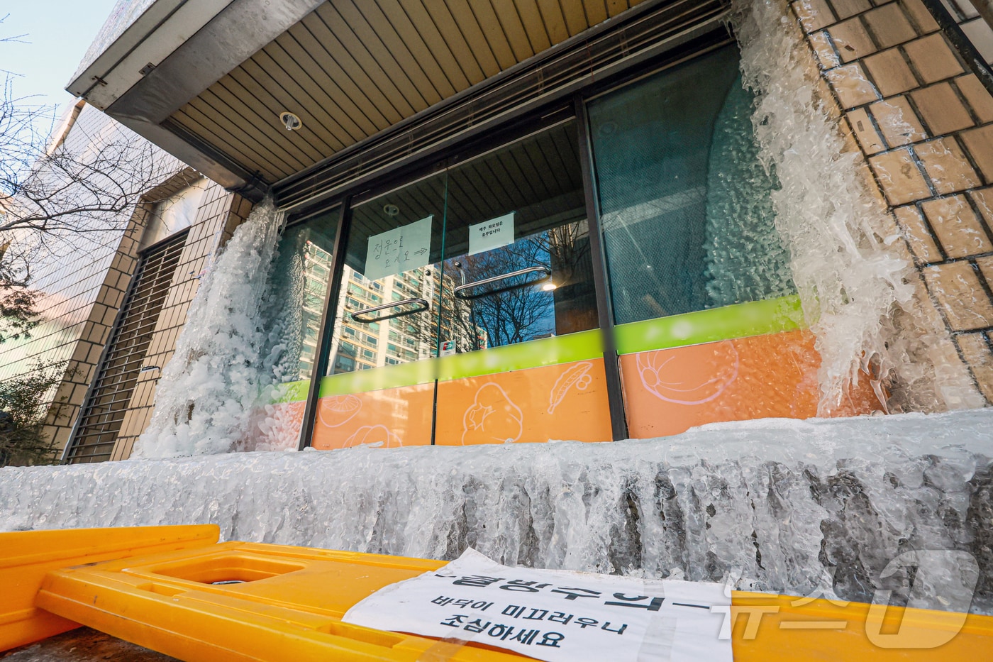 영하 10도를 밑도는 영하권 추위가 계속된 28일 인천 계양구 한 건물의 수도관이 터져 입구가 얼음으로 막혀 있다. 2026.1.28/뉴스1 ⓒ News1 이호윤 기자