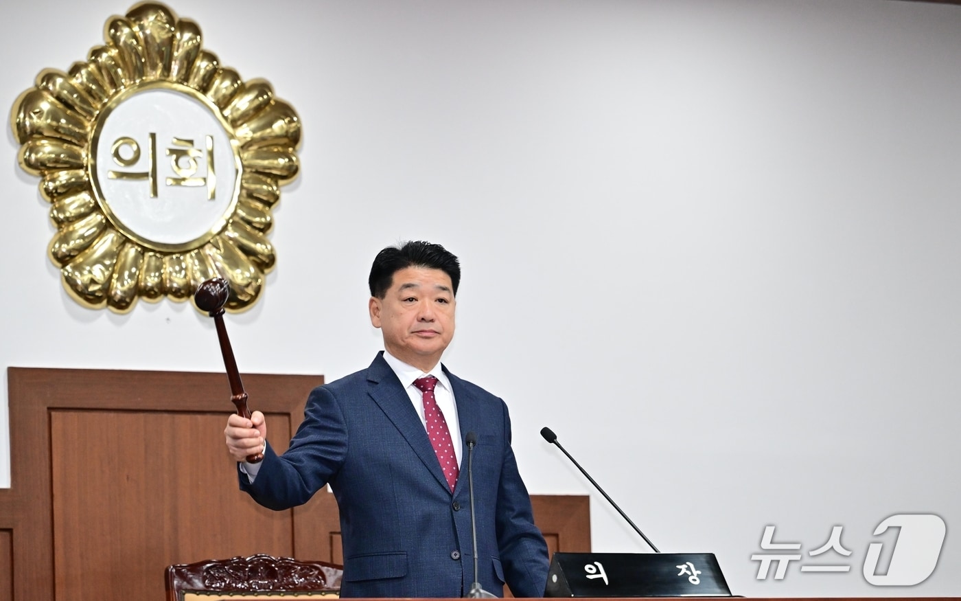 나영민 김천시의장이 28일 임시회에서 회의를 주재하고 있다. (김천시의회 제공. 재판매 및 DB금지)/뉴스1