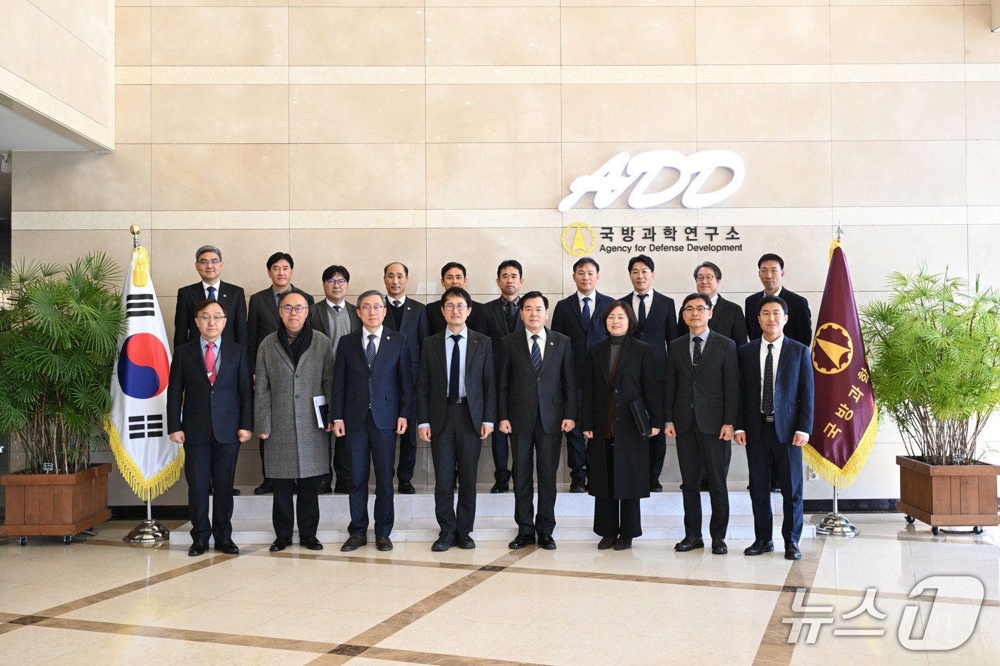 김승룡 소방청장 직무대행이 국방과학연구소를 방문하여 이건완 국방과학연구소장 등 관계자들과 함께 기념 촬영을 하고 있다