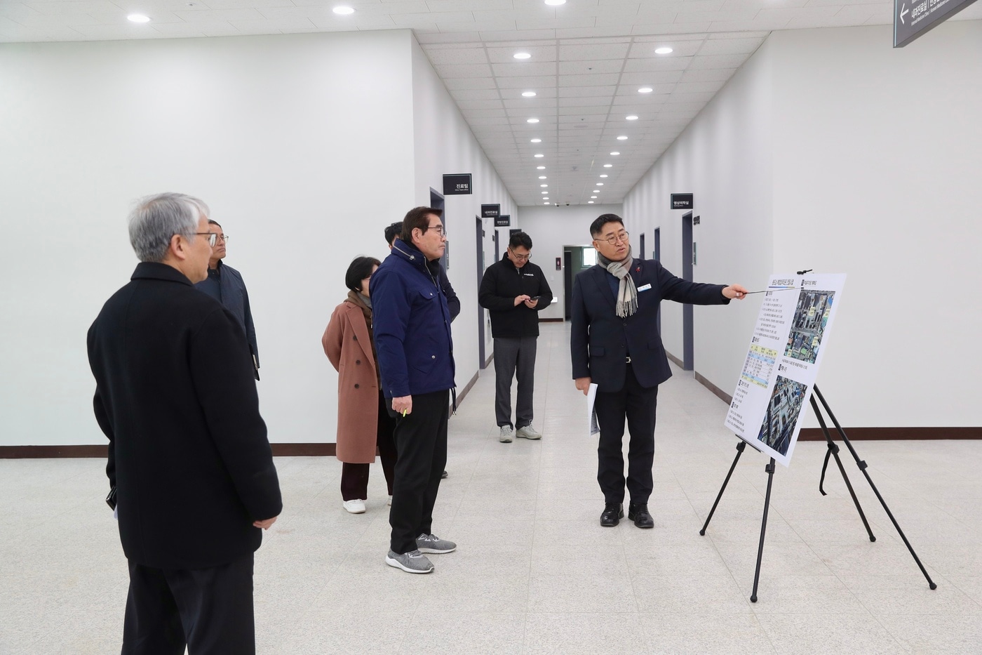 김동일 시장(가운데)이 원도심 복합업무타운을 찾아 시설 현황에 대해 보고받고 있다.(보령시 제공. 재판매 및 DB금지)/뉴스1