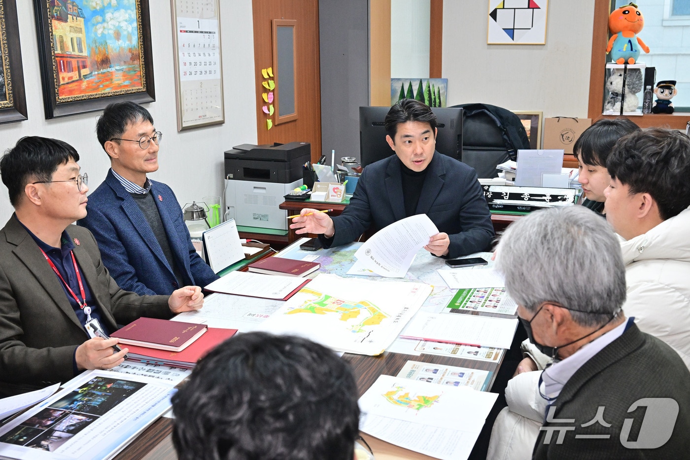 김종훈 울산시의원은 28일 의원연구실에서 울산다운2 공공주택지구 서사지역 입주자 연합과 울산시 관계자와 함께 간담회를 가지고 있다.(울산시의회 제공. 재판매 및 DB금지)/뉴스1