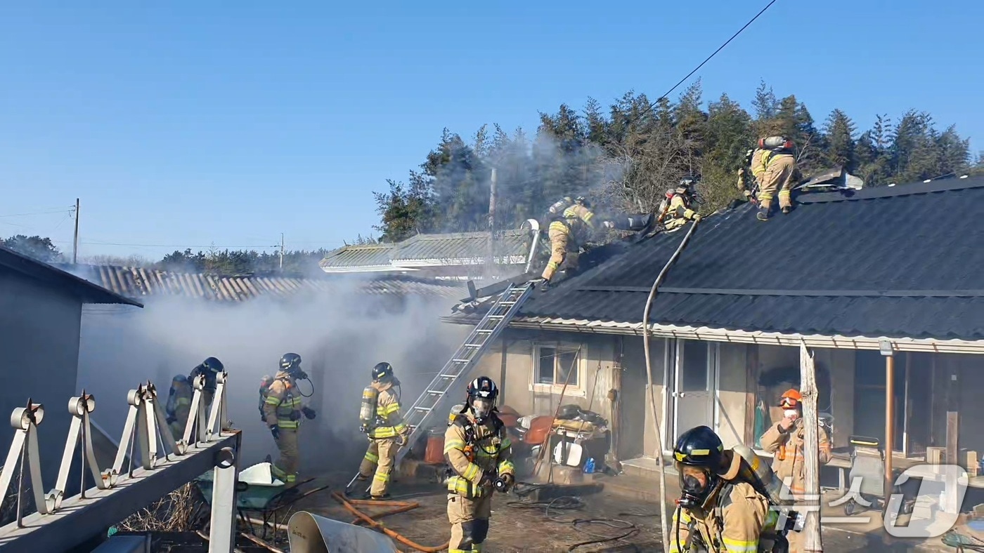 28일 소방대원들이 함평에서 발생한 주택 화재를 진화하고 있다.(전남소방본부 제공. 재판매 및 DB 금지) 2026.1.28