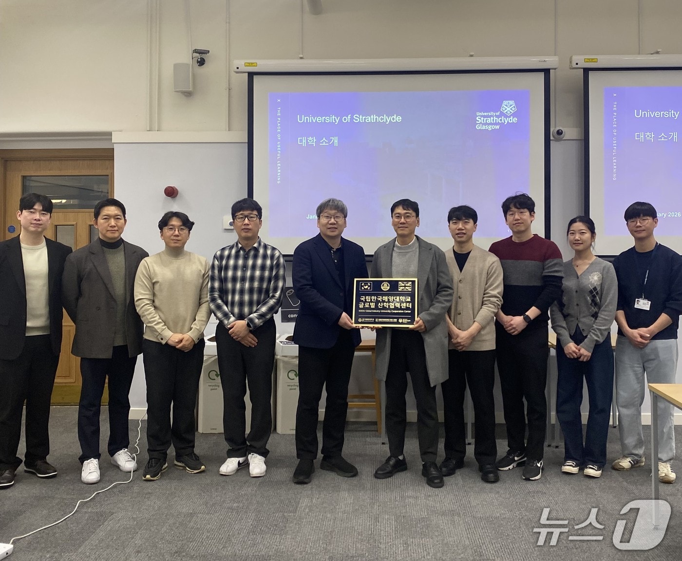 영국 글래스고 스트래스클라이드대학교에서 열린 한국해양대 글로벌 산학협력센터 현판식 (해양대 제공. 재판매 및 DB금지)