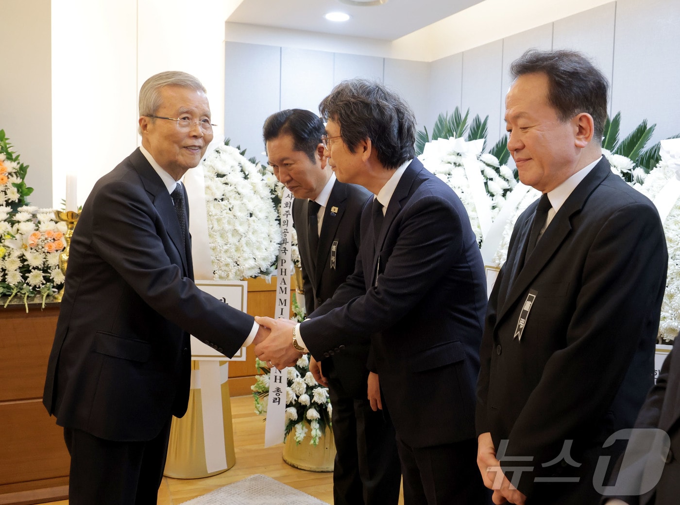 김종인 전 국민의힘 비상대책위원장이 28일 서울 종로구 서울대학교병원 장례식장에 마련된 고 이해찬 전 국무총리의 빈소를 찾아 유시민 전 노무현재단 이사장과 인사하고 있다. 유 전 이사장 오른쪽은 정청래 더불어민주당 대표. 2026.1.28/뉴스1 ⓒ News1 사진공동취재단