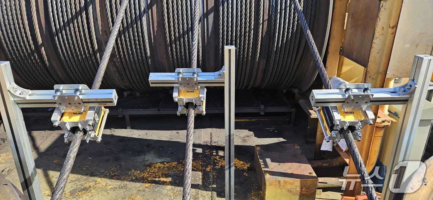 실시간 항만 크레인 와이어로프 결함 진단 시스템 적용을 위해 와이어로프에 센서가 부착된 모습 (BPA 제공. 재판매 및 DB금지)