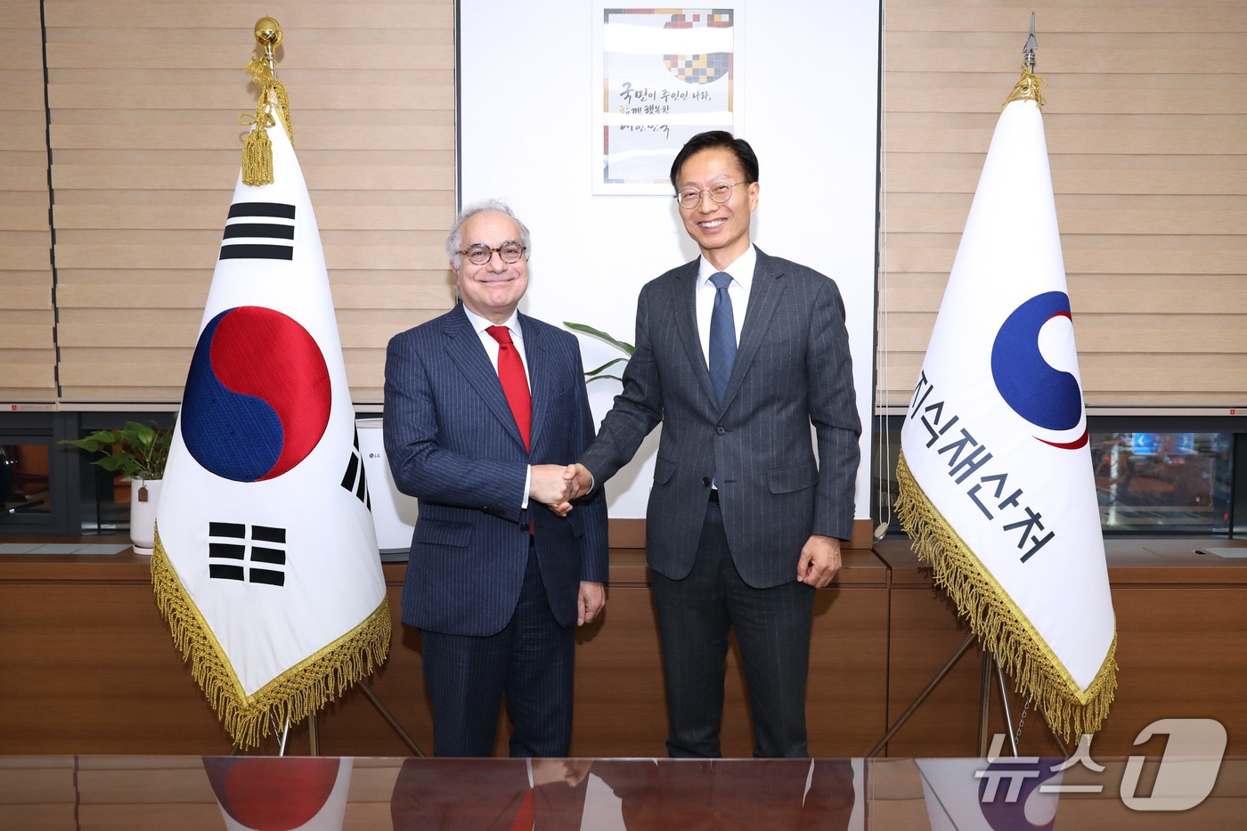 김용선 지식재산처장(오른쪽)이 우고 아스투토 유럽연합 대표부 대사와 기념촬영을 하고 있다.(지식재산처 제공.재판매 및 DB금지)/뉴스1