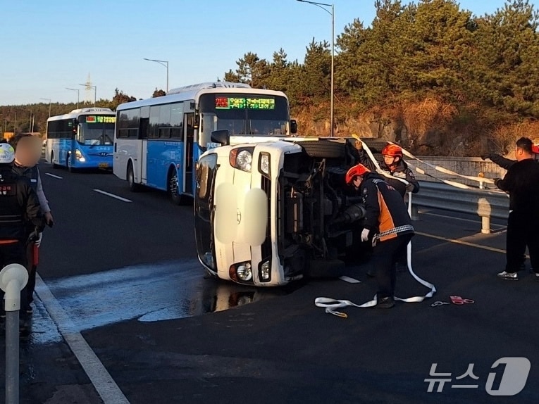 28일 오후 제주 평화로에서 전도된 트럭.(제주도소방안전본부 제공. 재판매 및 DB금지)