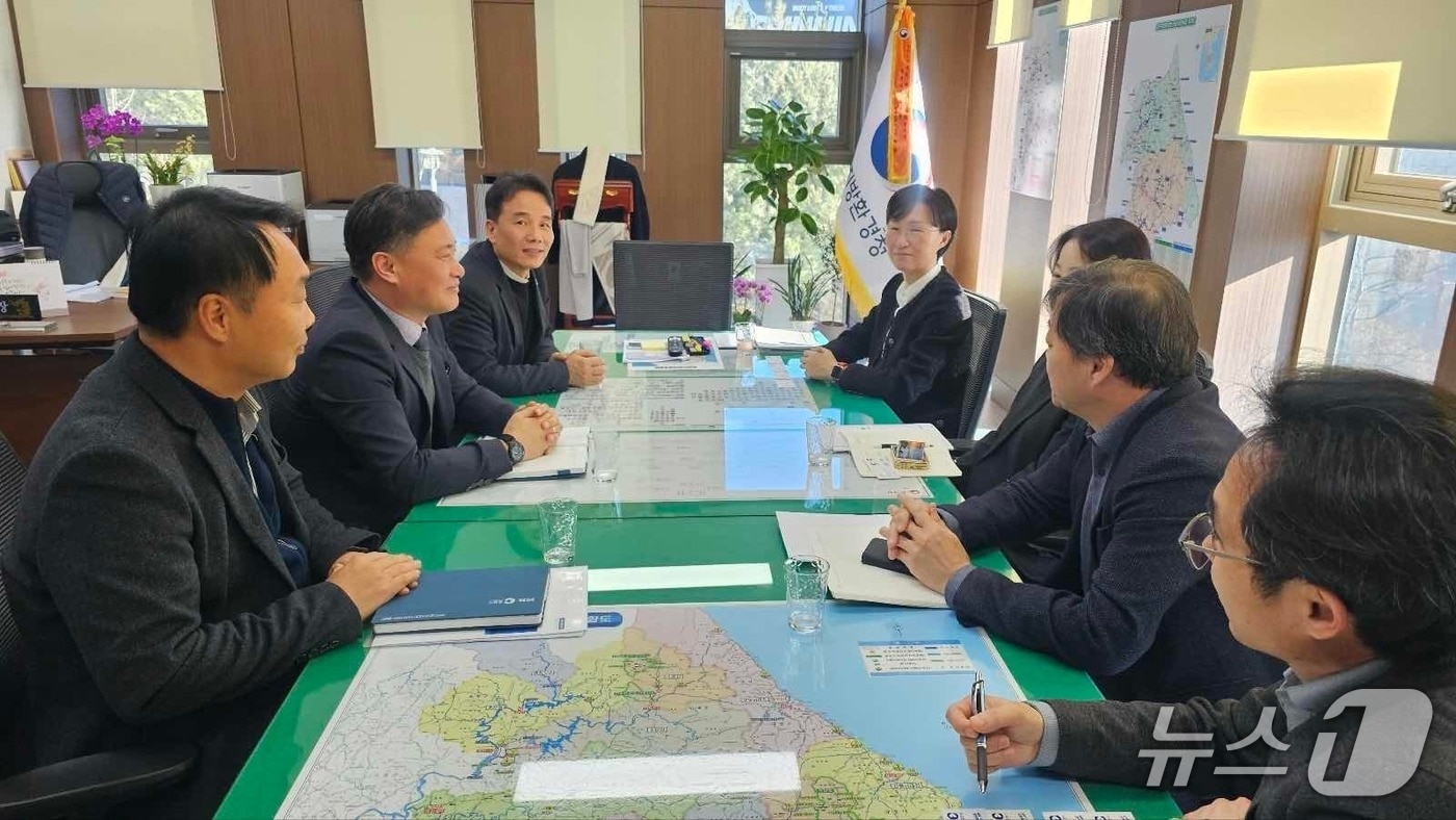 강원 춘천시 환경정책과 직원들이 28일 원주지방환경청을 방문해 박소영 신임 청장과 지역 환경 현안을 공유했다.(춘천시 제공, 재판매 및 DB금지)