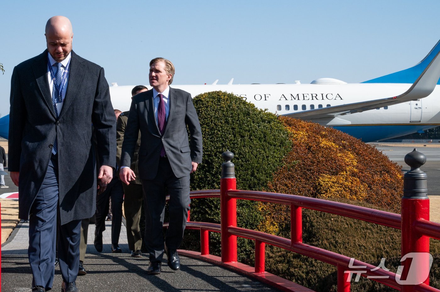 엘브리지 콜비 미국 국방부 전쟁담당 차관이 28일(현지시간) 일본을 방문해 야마토 타로 방위차관과 후나코시 다케히로 외무성 사무차관을 만났다. (출처=엑스) 2025.1.28./뉴스1