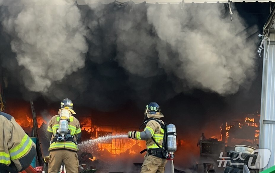 28일 오후 2시15분쯤 경북 김천시 덕곡동 농기계 대리점에서 불이 나 출동한 소방관들이 진화작업을 하고 있다.(경북소방 제공. 재판매 및 DB금지)/뉴스1