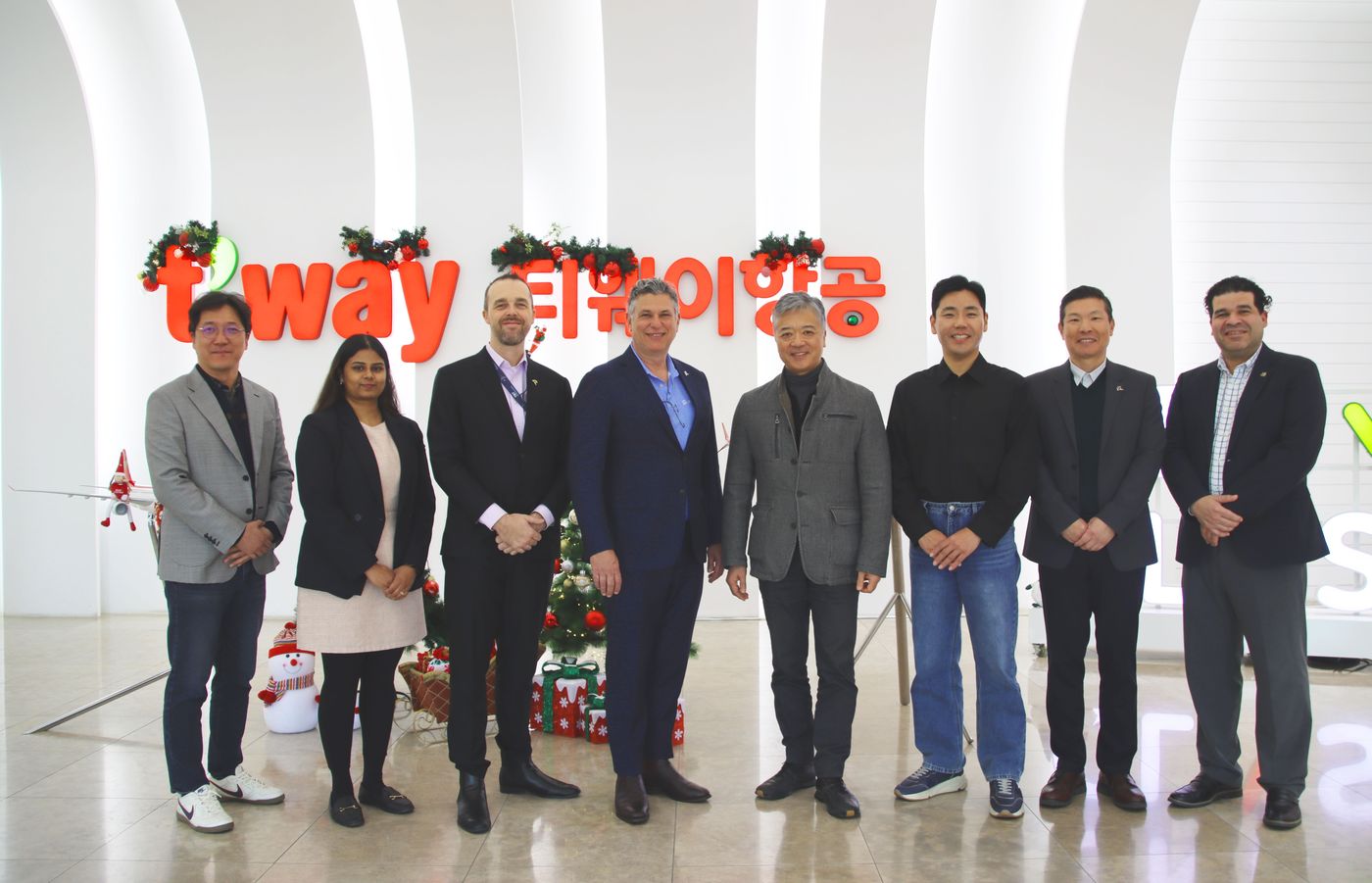 하승홍 티웨이항공 운항 담당임원(오른쪽에서 네 번째), 마일스 브라운 보잉 글로벌 안전 관리국 총괄(왼쪽에서 세 번째), 앤드류 굿살 보잉 아시아태평양 총괄 수석 기장(왼쪽에서 네 번째) 및 관계자들이 서울 강서구에 위치한 티웨이항공 훈련센터에서 기념 촬영하고 있다. (티웨이항공 제공)