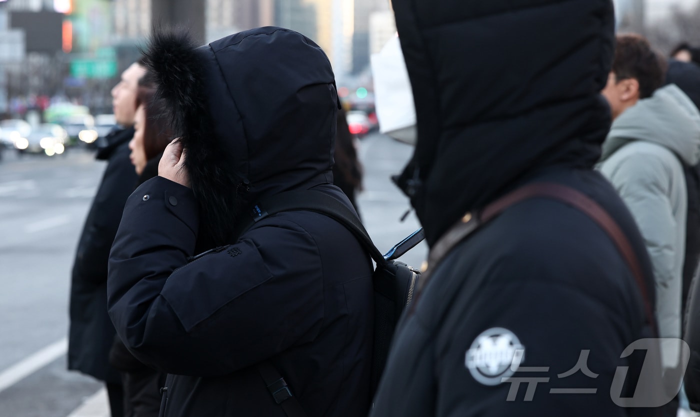 연일 강추위가 이어지는 29일 오전 서울 종로구 세종대로 사거리에서 시민들이 이동하고 있다. 2026.1.29 ⓒ 뉴스1 최지환 기자