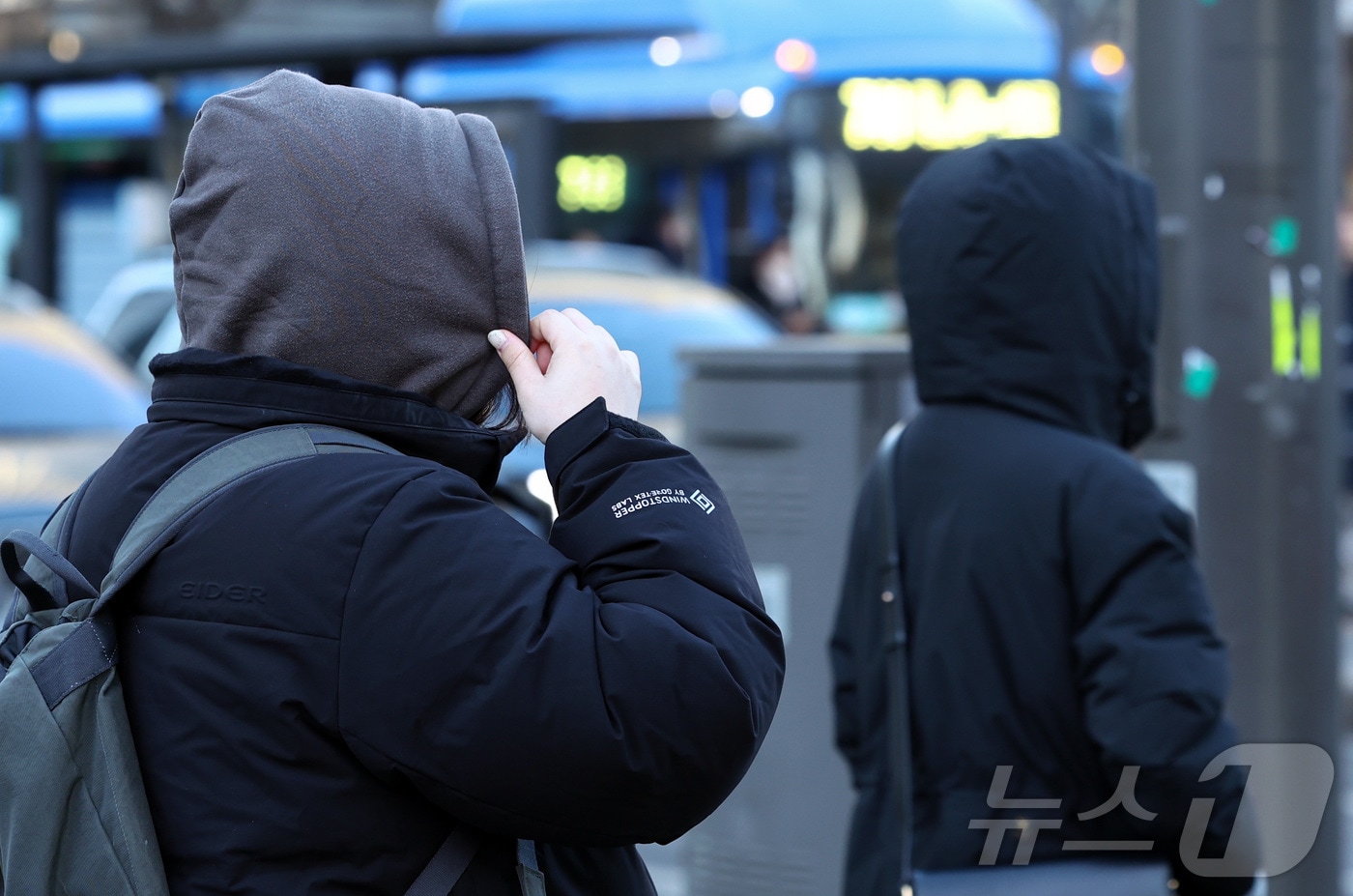 연일 강추위가 이어지는 29일 오전 서울 종로구 세종대로 사거리에서 시민들이 이동하고 있다. 2026.1.29/뉴스1 ⓒ News1 최지환 기자