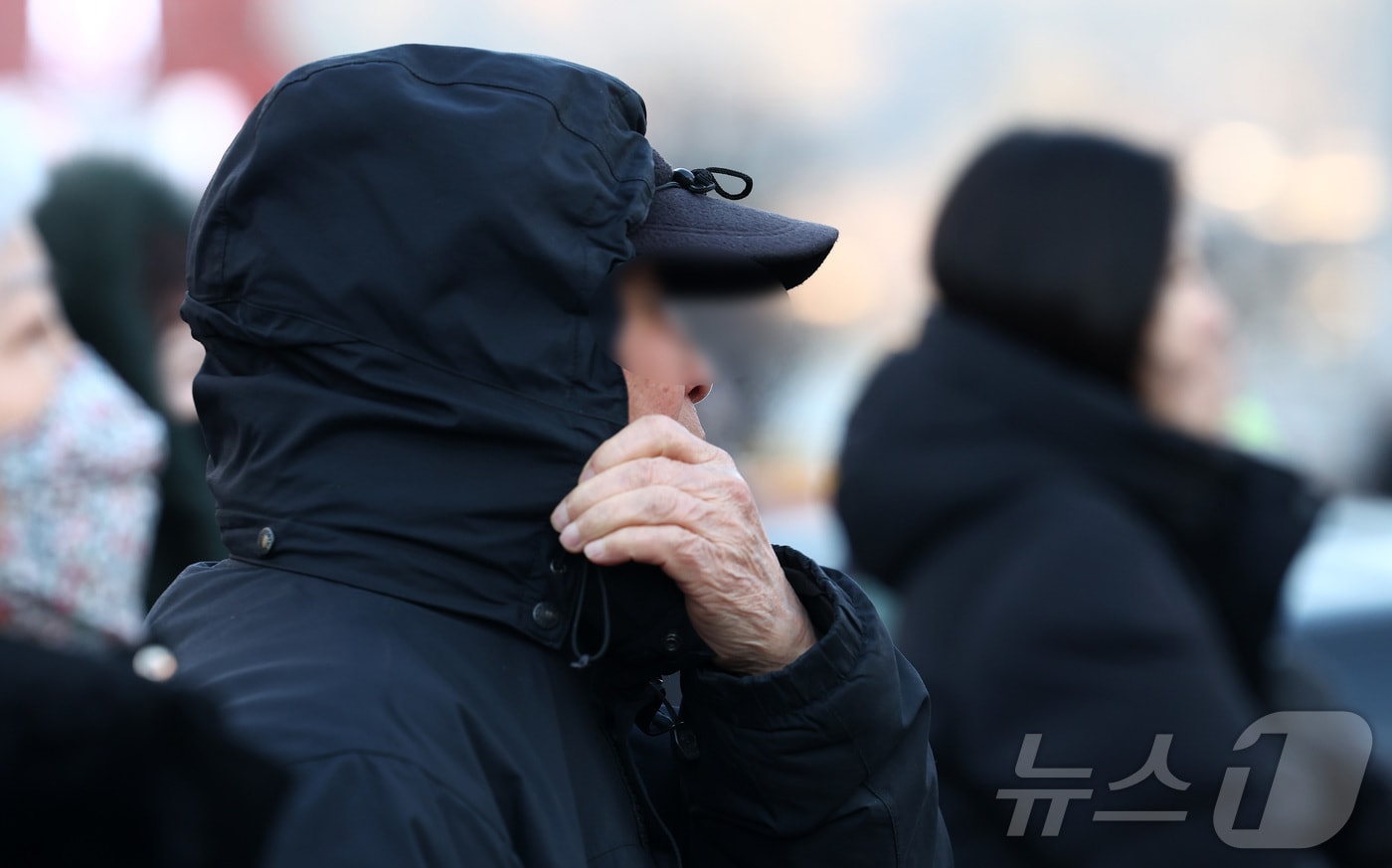 두꺼운 옷 입은 시민들.(뉴스1 DB)