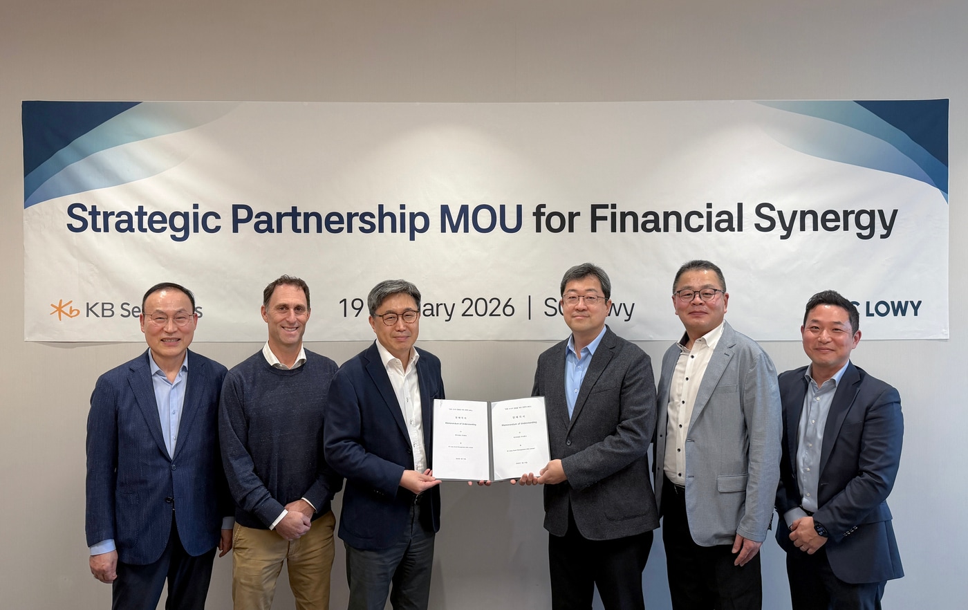 지난 19일 KB증권과 SC 로위 관계자들이 부동산·기업금융 투자 분야 전략적 업무협약을 체결한 후 기념 사진을 촬영하고 있다. (KB증권 제공)