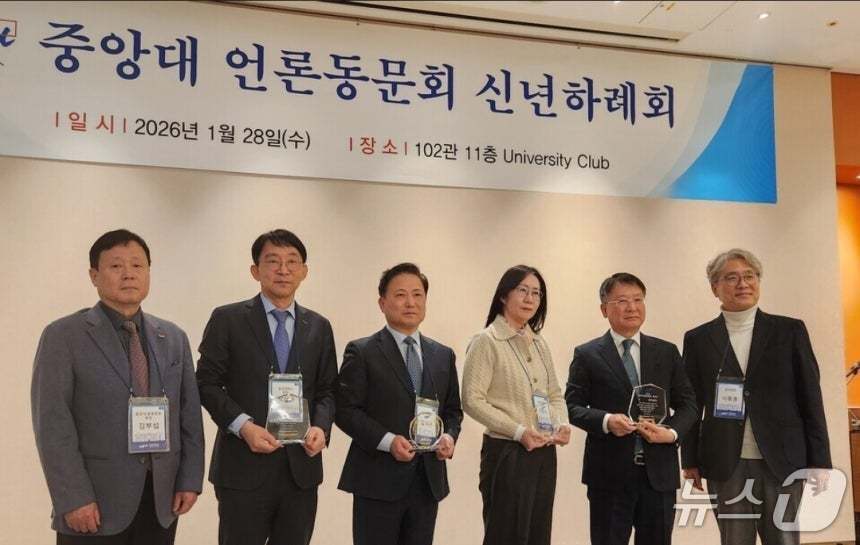 중앙대학교언론동문회는 '2026 중앙언론동문상' 수상자로 김낙곤(국어국문 87) 광주MBC 대표이사 사장과 신화숙(신문방송 87) 브릿지경제 부국장을 선정했다.(중앙대언론동문회 제공)