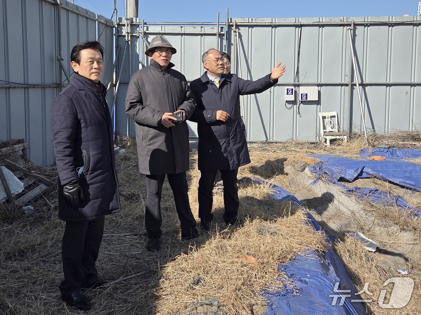 조규일 진주시장(왼쪽)과 유홍준 국립중앙박물관 관장(왼쪽 두번째)이 28일 국립진주박물관 신축 이전 예정지 현장 점검을 하고 있다(진주시 제공. 재판매 및 DB금지).