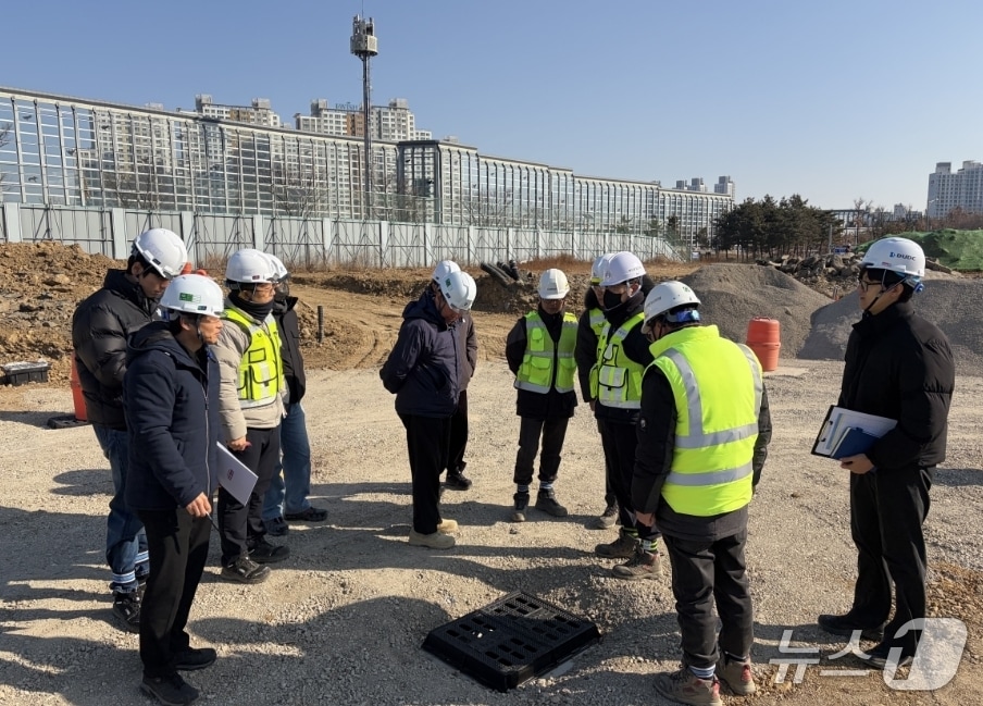 정명섭 대구도시개발공사 사장(왼쪽 다섯번째)이 수성지식기반산업단지 현장을 찾아 안전관리 실태를 점검하고 있다.(대구도시개발공사 제공, 재판매 및 DB 금지)