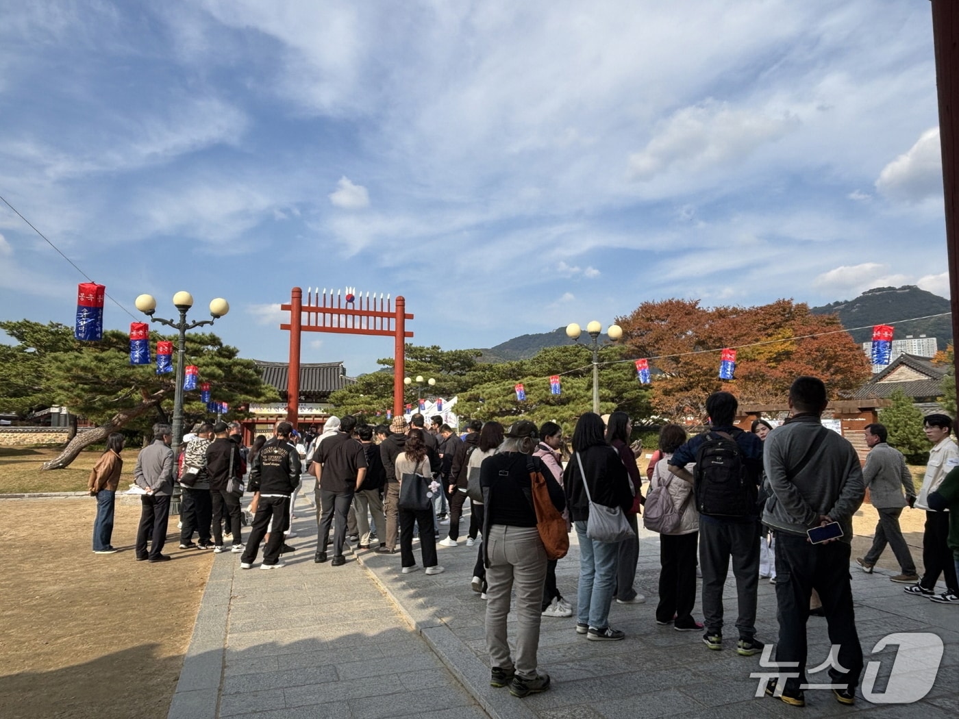 김해시가 2월부터 국내외 단체 관광객을 유치한 여행사에 인센티브를 지급한다. 사진은 수로왕릉을 찾은 관광객 모습.(김해시 제공. 재판매 및 DB금지)