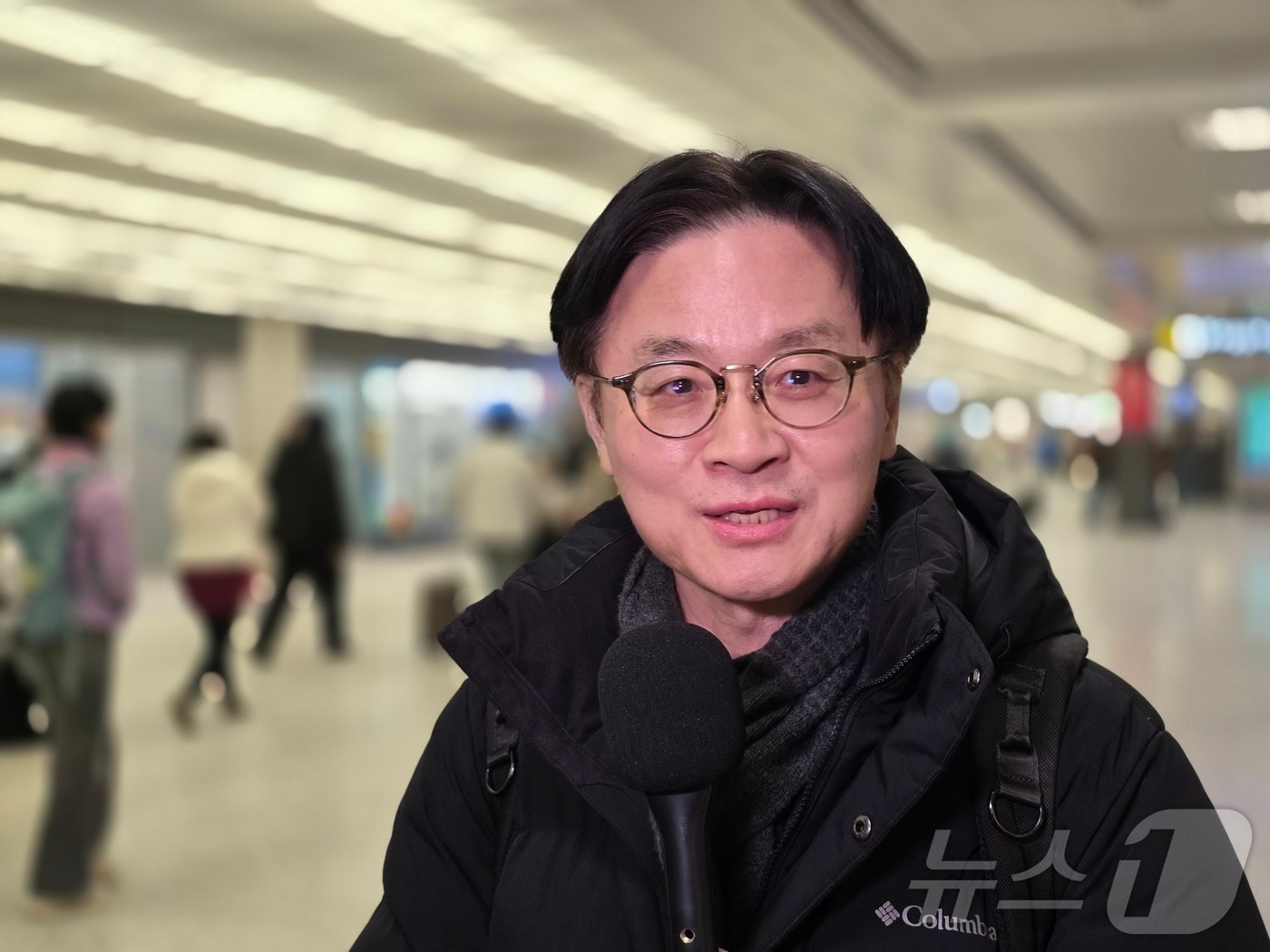 김정관 산업통상자원부 장관이 28일(현지시간) 미국 워싱턴DC 인근 덜레스국제공항에서 한국 기자들과 만나 미국 측의 한국에 대한 관세율 인상에 대한 대응 방안에 대해 설명하고 있다. ⓒ News1 류정민 특파원