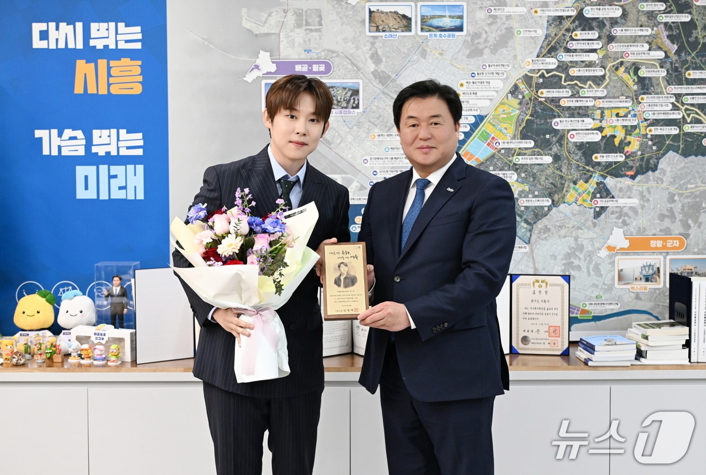 가수 진욱(왼쪽) 명예문화홍보대사 위촉식.(시흥시 제공)