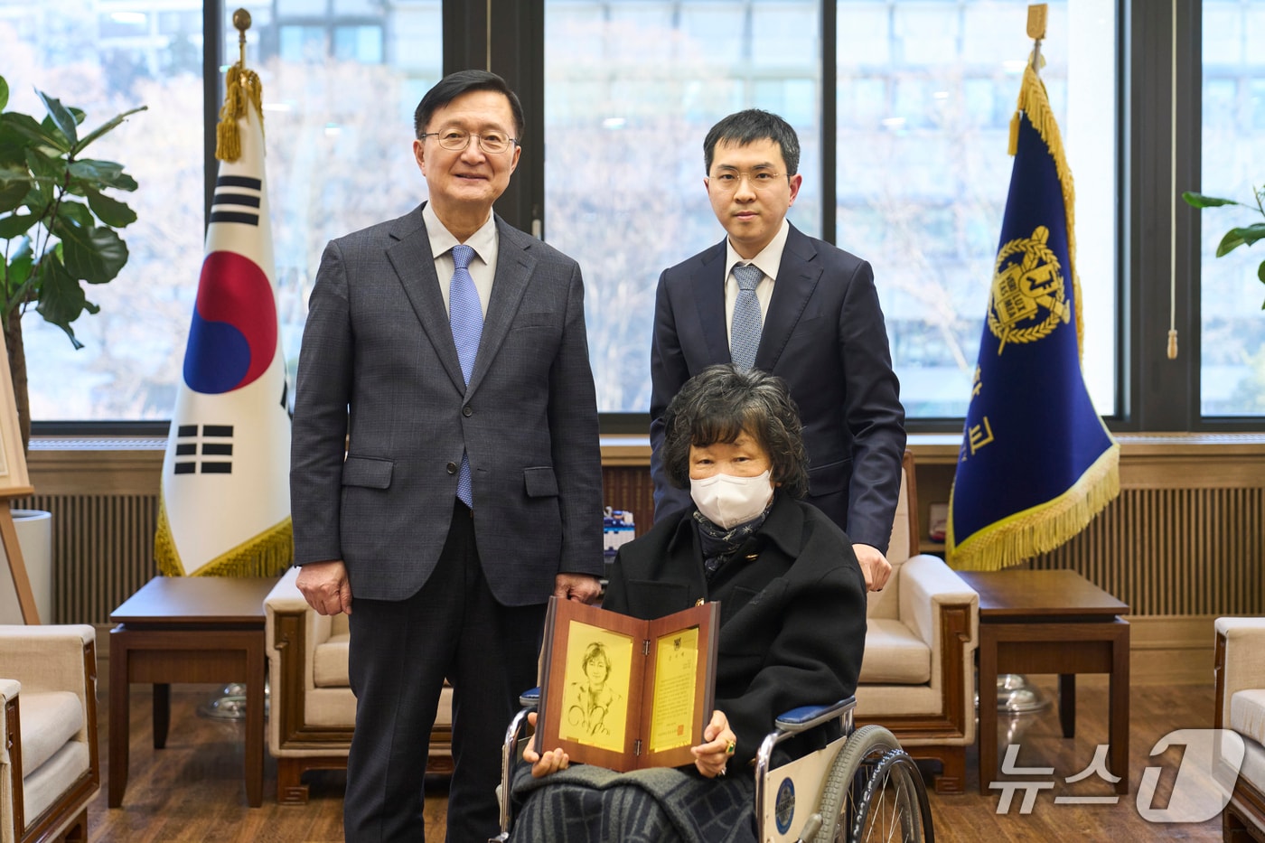 유홍림 서울대 총장이 지난 28일 관악캠퍼스 행정관에서 주경숙 대표(법과대학 72학번·앞줄)에게 감사패를 전달했다. (서울대 제공)